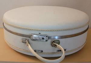 lot 105 image: VINTAGE 1940S - 1950S AMERICAN TOURISTER ROUND TRIARA SUITCASE IN STYLE, COLOR, AND CONDITION SHOWN. 19.5 DIA