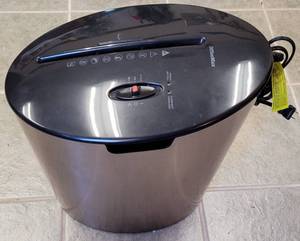 lot 109 image: OFFICE MAX PAPER SHREDDER MODEL OM01287 AS SHOWN.