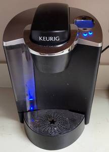 lot 133 image: KEURIG SINGLE CUP BREWING SYSTEM MODEL B-60 AS SHOWN. TESTED AND POWERS ON.