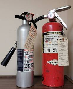 lot 139 image: LOT OF FIRE EXTINGUISHERS AS SHOWN.