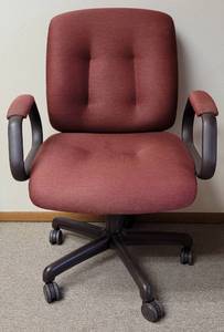lot 170 image: STEELCASE OFFICE CHAIR IN STYLE, COLOR, AND CONDITION SHOWN.