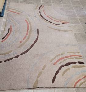 lot 210 image: LARGE SIZE AREA RUG IN STYLE, COLOR, AND CONDITION SHOWN.