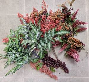 lot 185 image: LOT OF FLORAL DECOR AS SHOWN.