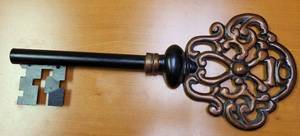 lot 211 image: DECORATIVE KEY STYLE WALL DECOR AS SHOWN.