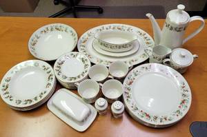 lot 217 image: 29 PIECES OF ROYAL GALLERY FINE CHINA JAPAN 6283 HOLLY PATTERN AS SHOWN. (YOUR BID X 29)