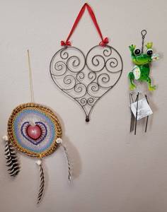 lot 232 image: LOT OF DECOR AS SHOWN.