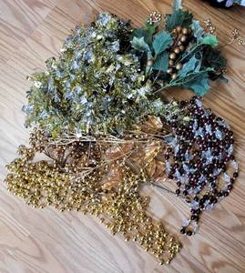 lot 237 image: FLORAL DECOR AS SHOWN.