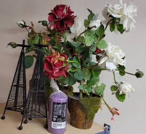 lot 247 image: MIXED HOME DECOR LOT INCLUDING CANDLE HOLDERS, FLORAL AS SHOWN.