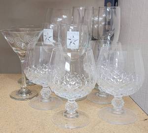 lot 253 image: ASSORTED WINE  CHAMPAGNE GLASSES AS SHOWN.