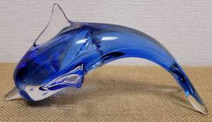 lot 255 image: GLASS DOLPHIN FIGURE AS SHOWN.