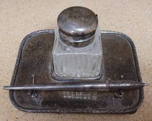 lot 256 image: VINTAGE STYLE INKWELL, PEN AND TRAY AS SHOWN.
