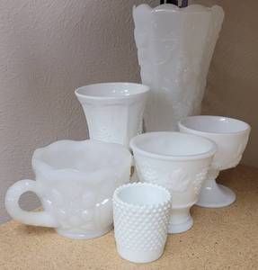 lot 257 image: MILK GLASS STYLE FLOWER VASE, CUPS AND MORE AS SHOWN.