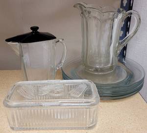 lot 258 image: GLASS PITCHERS AND LIDDED BOX AS SHOWN.