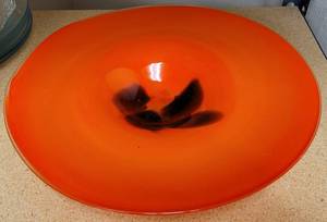lot 259 image: BLOWN GLASS STYLE CENTERPIECE  BOWL IN STYLE, COLOR, AND CONDITION SHOWN.