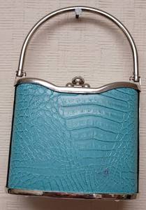 lot 264 image: HAND BAG  PURSE IN STYLE, COLOR, AND CONDITION SHOWN.
