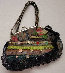 lot 267 image: HAND BAG  PURSE IN STYLE, COLOR, AND CONDITION SHOWN.