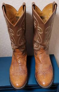 lot 276 image: TONY LAMA COWBOY BOOTS IN STYLE, COLOR, AND CONDITION SHOWN. SIZE 9D.