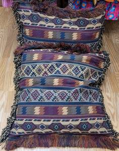 lot 280 image: 2 LARGE SIZE ACCENT PILLOWS  CUSHIONS IN STYLE, COLOR, AND CONDITION SHOWN. (YOUR BID X 2)
