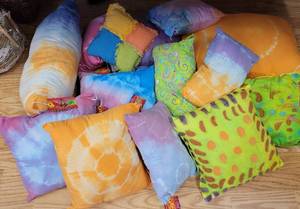 lot 281 image: LOT OF ACCENT PILLOWS IN VARIOUS SIZES AS SHOWN.