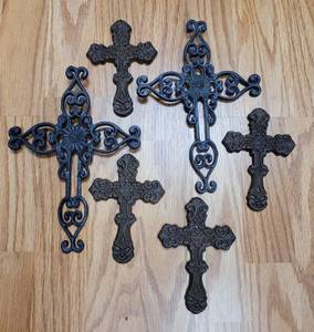 lot 288 image: LOT OF 6 CAST IRON CROSSES IN VARIOUS SIZES AND STYLES AS SHOWN. (YOUR BID X 6)