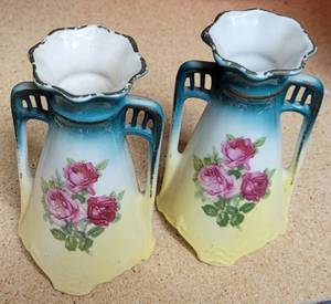lot 293 image: VINTAGE CERAMIC BUD VASES IN STYLE, COLOR, AND CONDITION SHOWN. MADE IN CZECHOSLOVAKIA. (YOUR BID X 2)