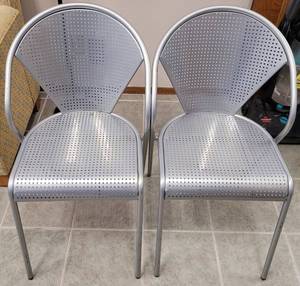 lot 302 image: LOT OF 2 METAL SILVER CHAIRS IN STYLE, COLOR, AND CONDITION SHOWN. (YOUR BID X 2)