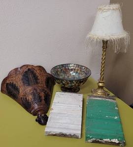 lot 306 image: HOME DECOR LOT INCLUDING METAL WALL VASE, LAMP AND MORE AS SHOWN.