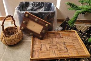 lot 342 image: LOT OF ASSORTED DECOR ITEMS INCLUDING BASKET, BAMBOO STYLE TRAY AND MORE.