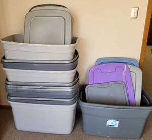 lot 344 image: LOT OF PLASTIC TUB CONTAINERS IN SIZES, STYLES SHOWN.