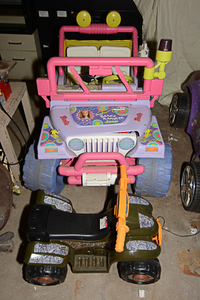 lot 295 image: Barbie Beach Ranger battery operated jeep & Ride On quad for toddlers