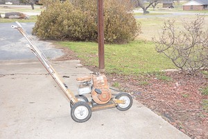 lot 74 image: Lawn Edger With Briggs & Stratton Motor