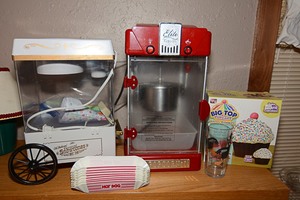 lot 43 image: Elite Popcorn popcorn making machine, Big Top Cupcake Silicone Bakeware & Old Fashioned Carnival Snow Cones snow-cone machine
