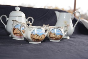 lot 44 image: Noritake Ireland 2963 Anticipation Porcelain China and Post War Japan Mt. Rushmore Memorial Set