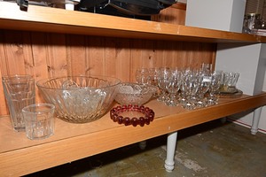 lot 47 image: Assorted decorative glassware