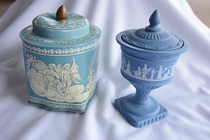 lot 71 image: Wedgewood pattern decorative pieces