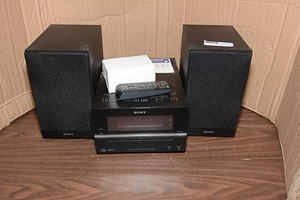 lot 62 image: Sony stereo system with speakers & remote