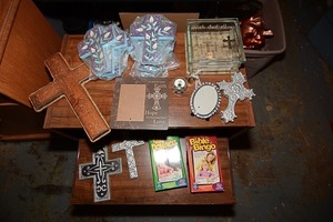 lot 55 image: Decorative crosses, religious decor, & Bible trivia
