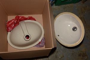 lot 194 image: Oval-shaped sink