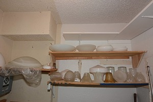 lot 75 image: Assorted decorative glassware & ceiling lights