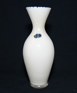 lot 1 image: White Lavorazione Arte Murano decorative vase made in Italy