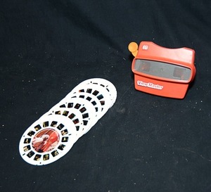 lot 25 image: View Master 3D toy picture desk camera & accompanying discs