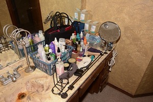 lot 90 image: Bathroom cosmetics, beauty items, & toiletries