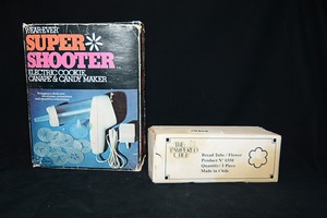 lot 125 image: Super Shooter electric cookie canape & candy maker & The Pampered Chef bread tube