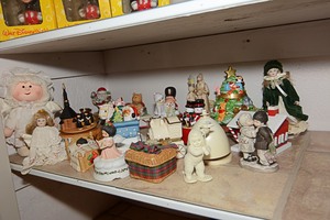 lot 121 image: Collectable figurines