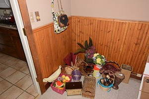 lot 140 image: Wicker baskets & decorative fruit pieces