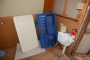 lot 207 image: Plastic storage items & cleaning supplies