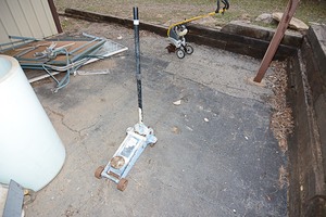 lot 416 image: Low-Profile Floor Jack