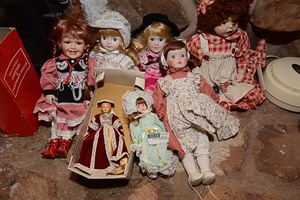 lot 146 image: Assorted costume & portrait dolls