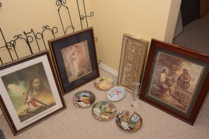 lot 172 image: Christian & patriotic artwork & decor