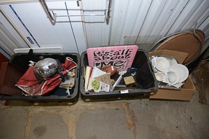 lot 417 image: Assorted House Hold Items